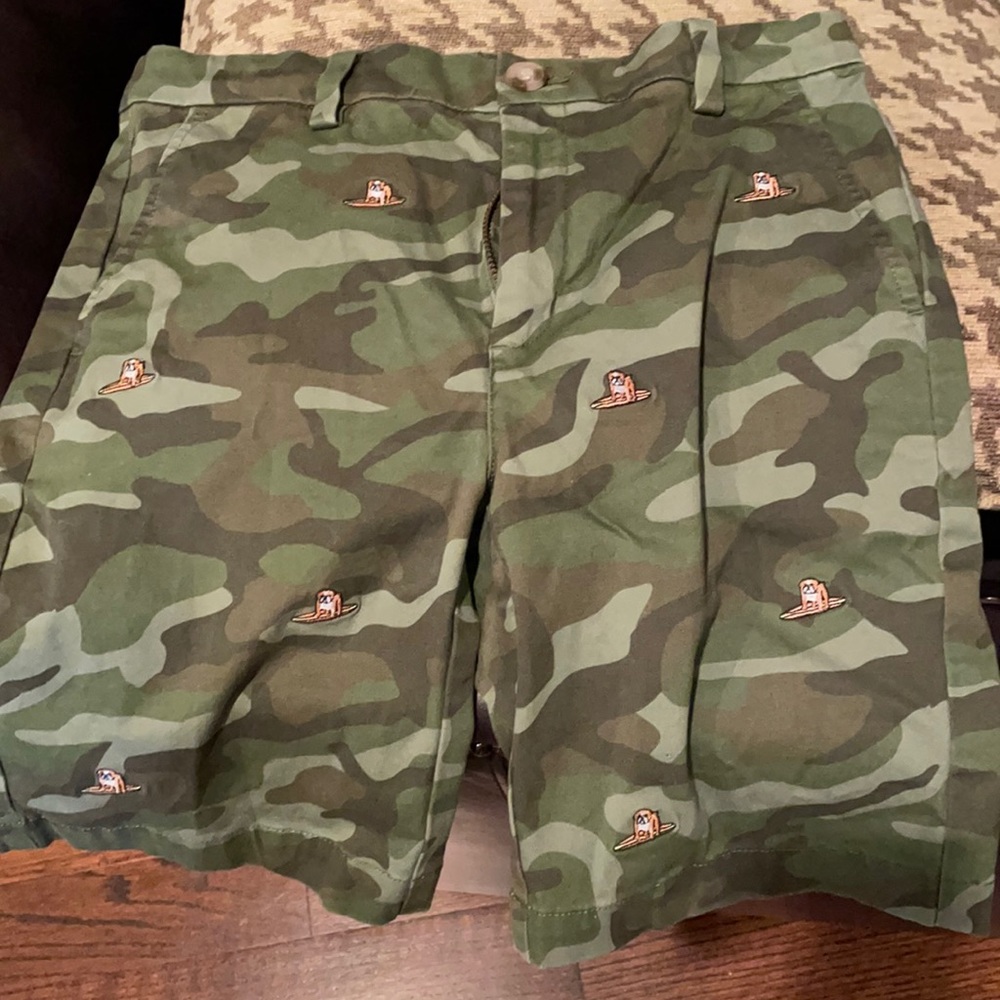 Cute vineyard vines shorts w surfing dog.